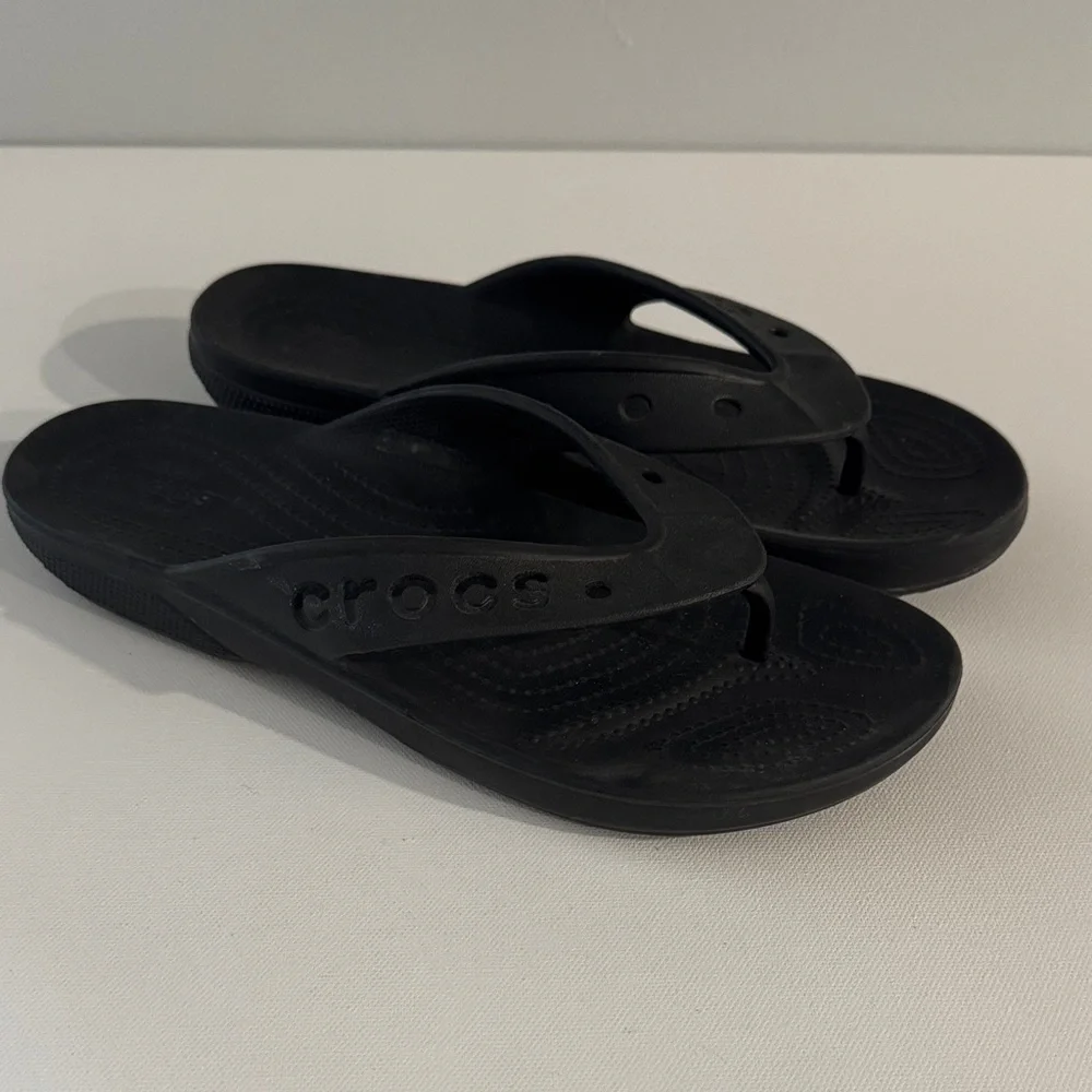 Crocs Men's Flip Flops Size 9 Black Travel Vacation Pool Beach - Picture 1 of 6